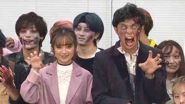 安達祐実さん(38)ゾンビメークの学生100人とイベント! 「かわいい」の声に照れまくる