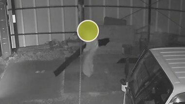 防犯カメラが捉えた犯行の一部始終 40kgの重さにヨロヨロしつつも…わずか5分で鉄板2枚を窃盗