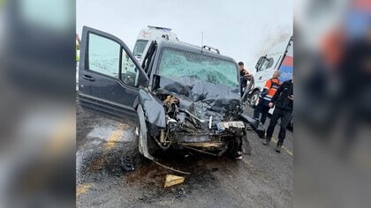 霧の中から突然…無理な追い越しか　トラックと正面衝突、車の2人命に別条なし　トルコ