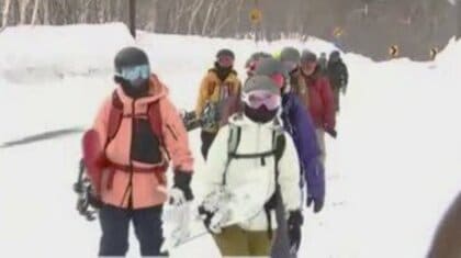 「あっという間でした」幅約200メートル・長さ300メートルの雪崩が突然発生…外国人グループのうち男性1人が巻き込まれる→同行者らによって救助され搬送〈北海道上富良野町〉