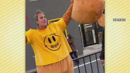着ぐるみの中に…ジャスティン・ビーバー！渋谷に本人がサプライズ登場でファン歓喜