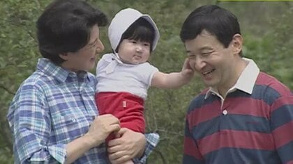 愛子さま　初めてのハイキング、陛下に背負われニッコリ笑顔　ご生誕から21歳お誕生日までのご成長を秘蔵画像で振り返る