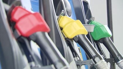 再びガソリン値上げに―”暫定税率廃止”の効果も帳消しか「恩恵を受けている気がしない」赤沢経産相は価格上昇を抑えるための備蓄放出を否定