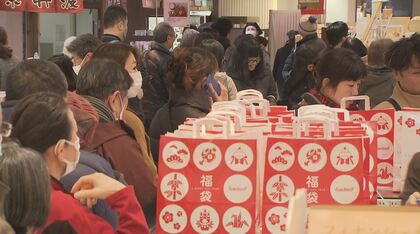 県内最大級「イオンモール須坂」の初売り大盛況　福袋求め多くの客　60周年「ながの東急百貨店」も朝から長い列