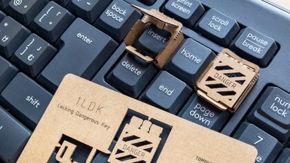 インサートキーは「DANGER」!?タイプミスを防ぐ“アイデア名刺”が欲しくなる… パカッと開くギミックも面白い