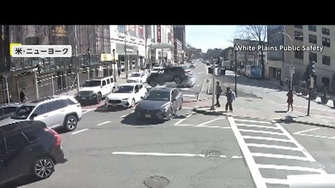 【映像】交差点で“空飛ぶ暴走車”　80歳男性が運転する車がビルに激突　米ニューヨーク　一方、トルコでは“間一髪”の回避