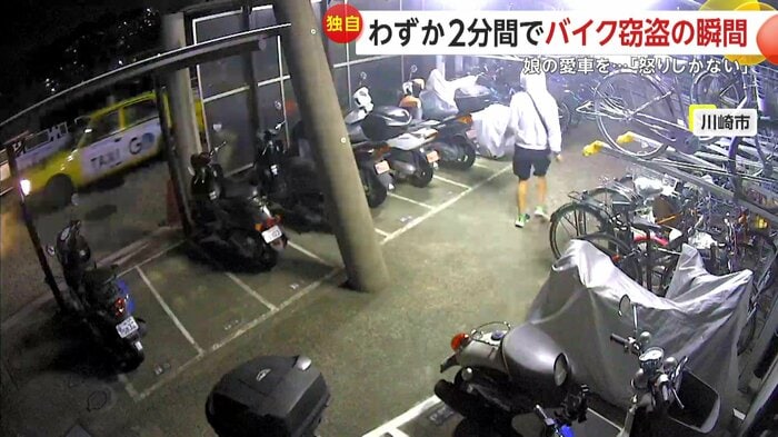 一度手を止め、バイクから離れた(FNN投稿サイト「ビデオPost」)