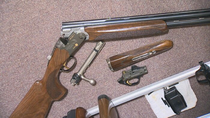 分解した銃