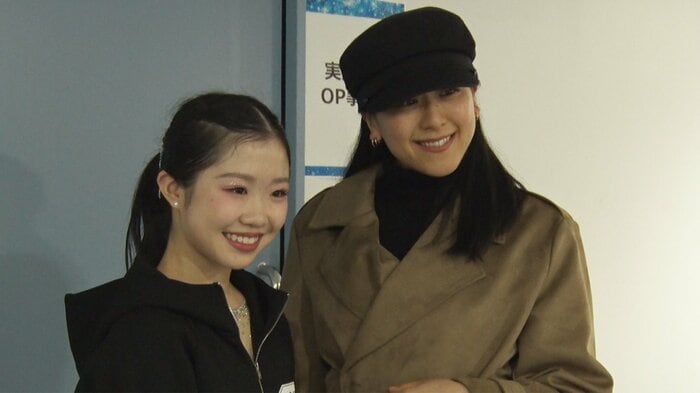 試合後には、観戦に訪れていた浅田真央さんと2ショット写真を撮る姿も