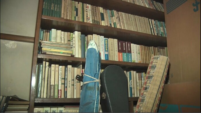 明子さんが学生時代に夢中で読んでいた、思い出の本がびっしり