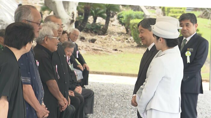 沖縄戦没者慰霊碑で遺族に声をかけられる（2025年6月）