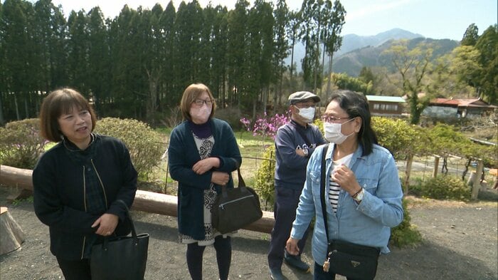 ミツバツツジを見に来た人たち