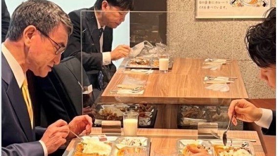 海軍カレーを食べる河野氏(左)と小泉氏(右)(河野氏ツイッターより)
