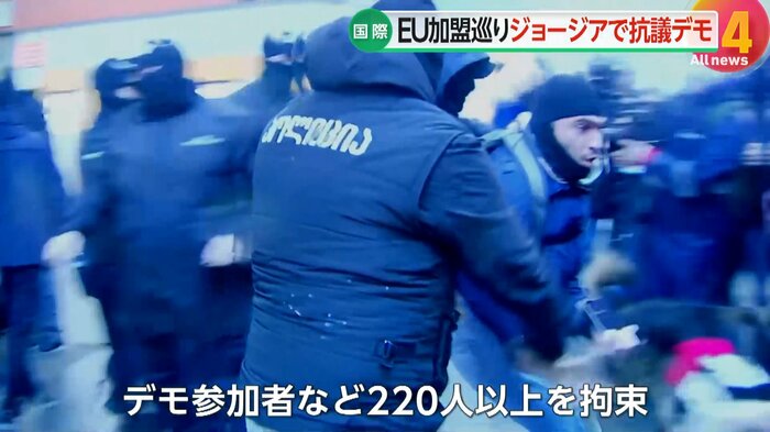 拘束されるデモ参加者
