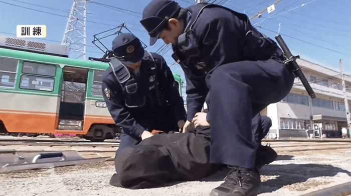 隙を突いて男を制圧