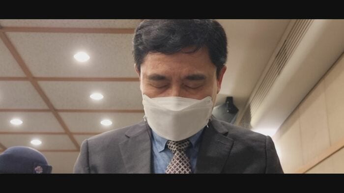2021年3月11日 在韓日本大使館で開かれたイベントで黙とうを捧げる李東星(イ・ドンソン)さん。