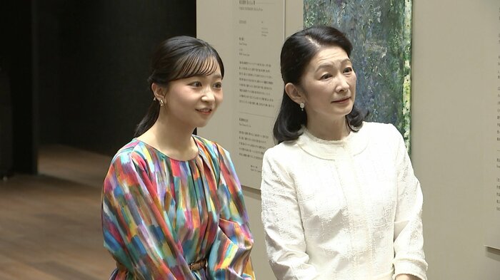 世界の障害者によるアート作品の展覧会を鑑賞