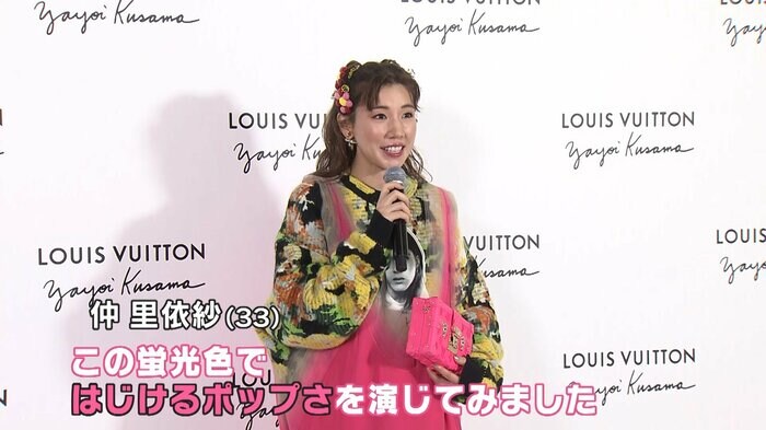 花柄のシャツにピンクのチュールドレスで登場した仲里依紗さん
