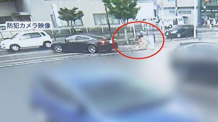 財布を持ち逃げし自転車で逃走する男
