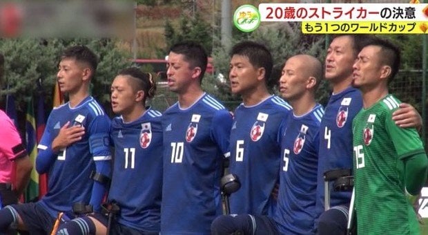 アンプティーサッカー日本代表 左から2番目が後藤選手