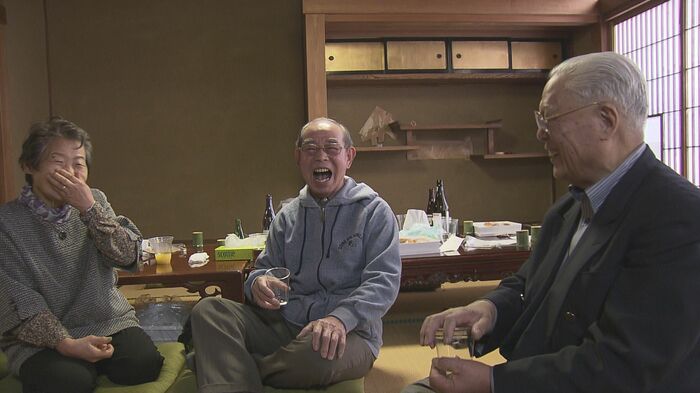 久しぶりの宴会を満喫する西沢さん夫妻