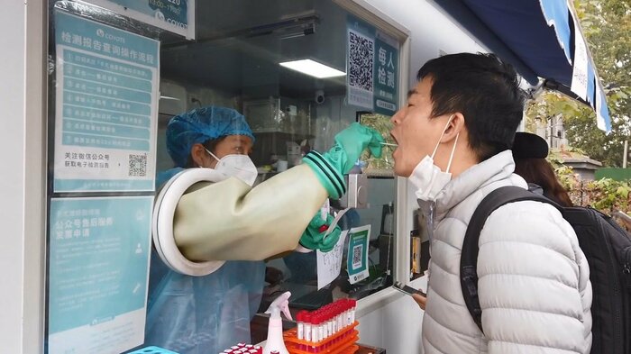 民間の業者が運営するPCR検査ステーションで検査を受ける特派員