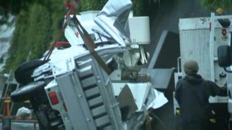 垂れ下がったワイヤーがタイヤに絡まって軽トラックが横転　原形をとどめず　「車がひっくり返っていて中に人がいる」　助手席の70歳男性が死亡　道路脇の土砂が流出　台風の接近が影響した可能性も｜FNNプライムオンライン