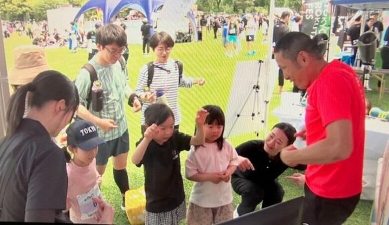 東京・明治神宮外苑で開催のレースイベント　OHKが手話実況体験ブース設け体験会｜FNNプライムオンライン
