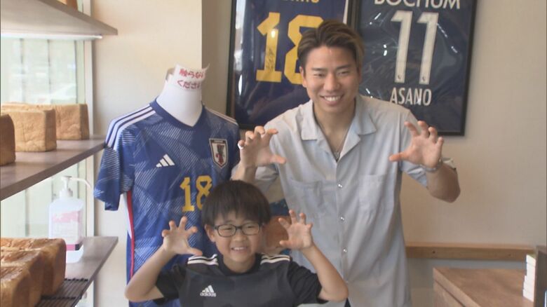 サッカーW杯で大活躍の浅野拓磨選手 著書と食パン購入者とふれあう…オーナー務めるパン店でファンと交流【三重発】｜FNNプライムオンライン