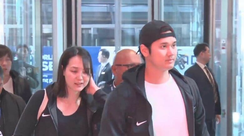 「奥さんも完璧」“大谷夫妻”が韓国に到着　集まったファン約500人が歓喜…出発前には2ショット公開｜FNNプライムオンライン