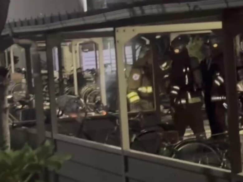 発見直後の現場を撮影…市営住宅の駐輪場で自転車1台のサドル等が燃える不審火 火の気なく放火の可能性も｜FNNプライムオンライン