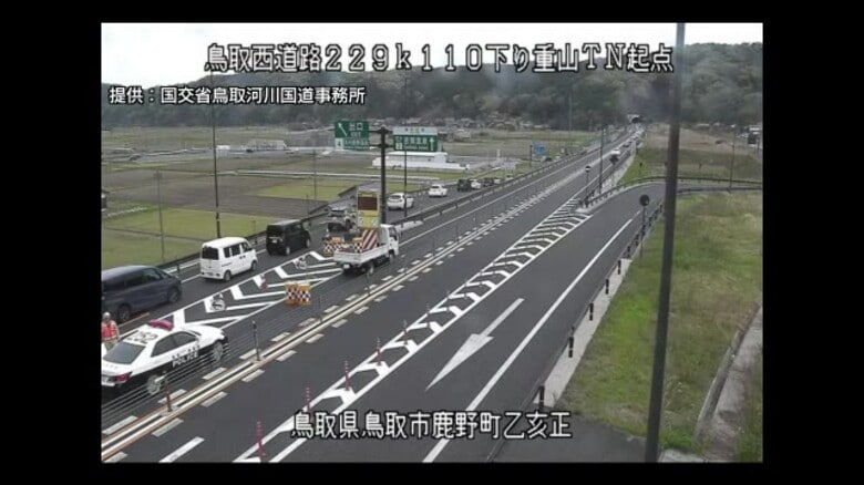 【速報】山陰道でバイクの単独事故…吉岡温泉IC付近で通行止め　運転手1人を救急搬送（鳥取）｜FNNプライムオンライン