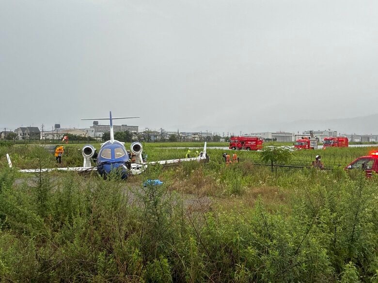 【速報】小型飛行機がオーバーランしフェンスに衝突　飛行機に乗っていた３人にけがなし　大阪・八尾空港｜FNNプライムオンライン