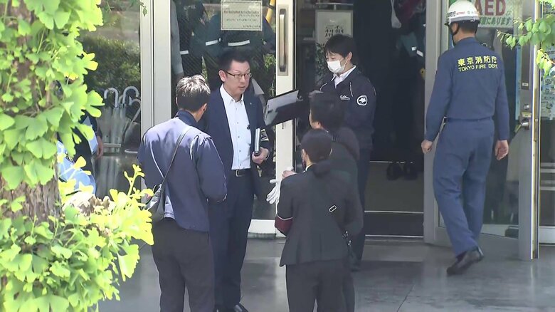 「男2人が暴れて窓ガラスを割った」小学2年生の教室に侵入し窓ガラス割る　児童らにケガなし、教員4人ケガ　東京・立川市立第三小学校｜FNNプライムオンライン