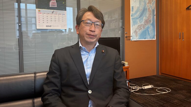 取材に応じる平将明衆院議員
