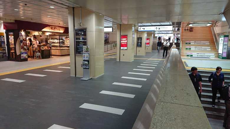 「西武新宿駅コンコース」画面左側にスロープ、中央奥の階段の先に改札がある 提供:西武鉄道