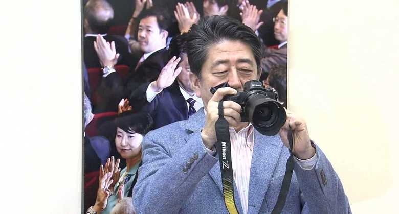 カメラを手にした安倍首相(12月22日)