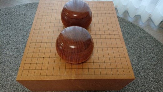 とても立派な碁盤と碁石 万波奈穂さんのTwitterより