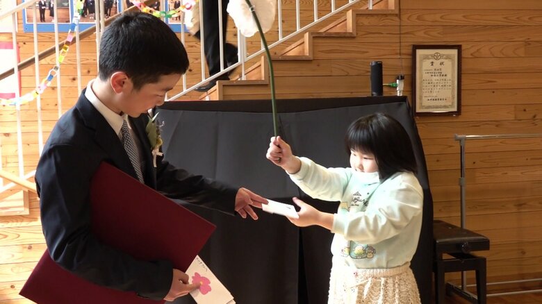 在校生へ手紙を渡す松村くん