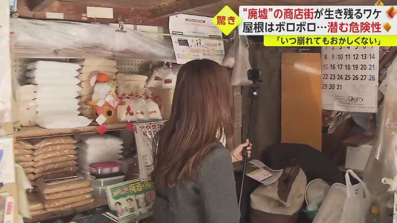 2階に上がる階段に小型カメラを伸ばしてみると…