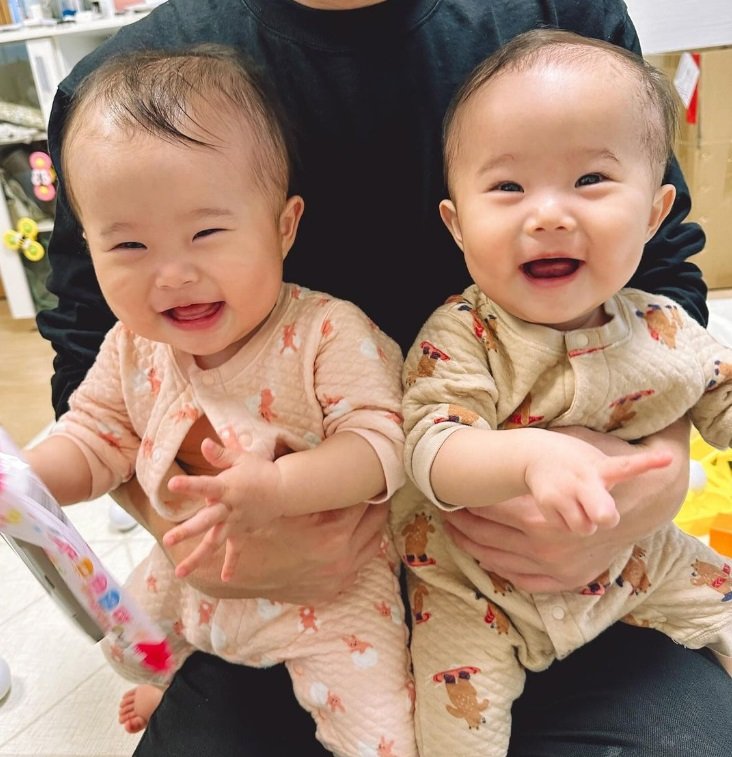 パパに抱っこされて大満足の2人