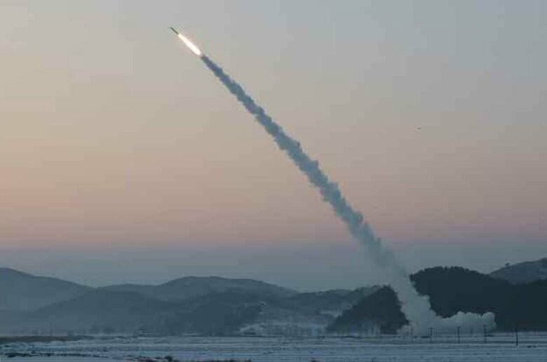 12月31日、1月1日に発射された"600mm超大型放射砲"の画像(労働新聞・1月1日付け)