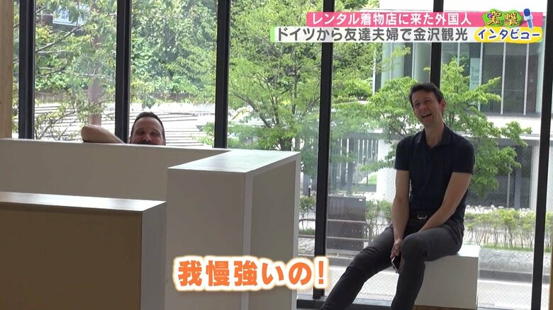 妻の着物選びを待つ2人