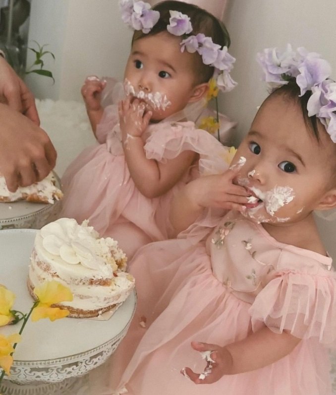 1歳のバースデーにケーキを堪能！