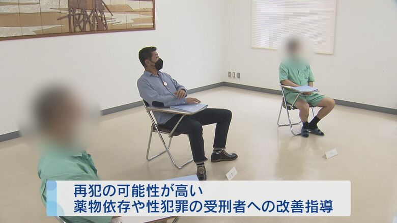 教育専門官と受刑者の個別指導