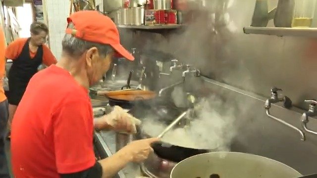 「若大将」で鍋を振るう藤井さん（9月）