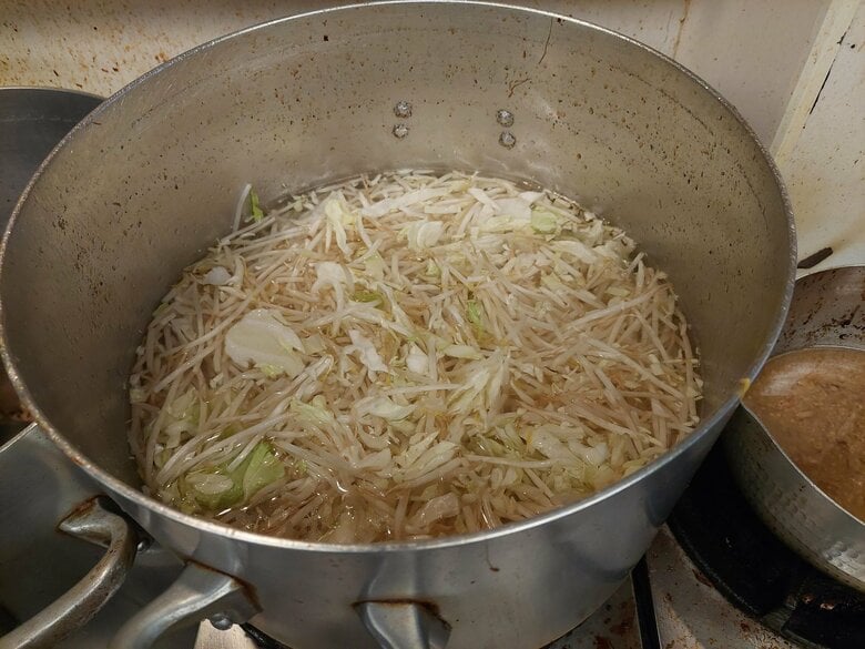 野菜（もやしとキャベツ）は専用の寸胴で煮る。