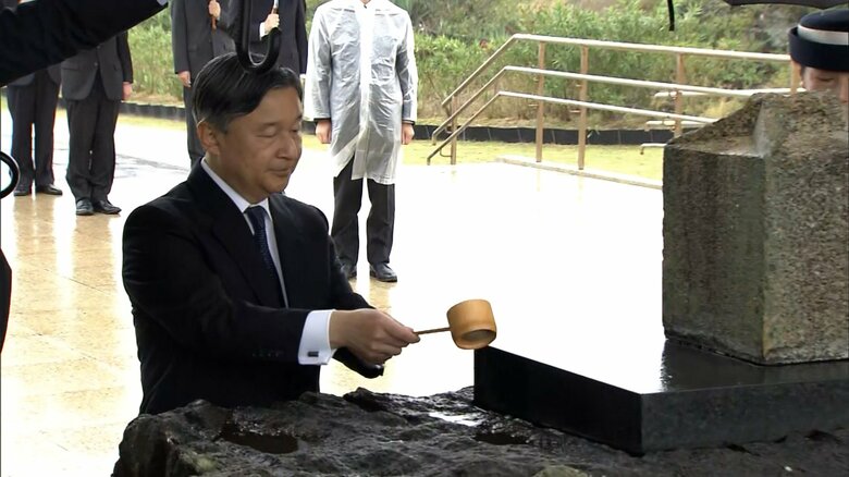 「献水」を行い深く拝礼された天皇陛下