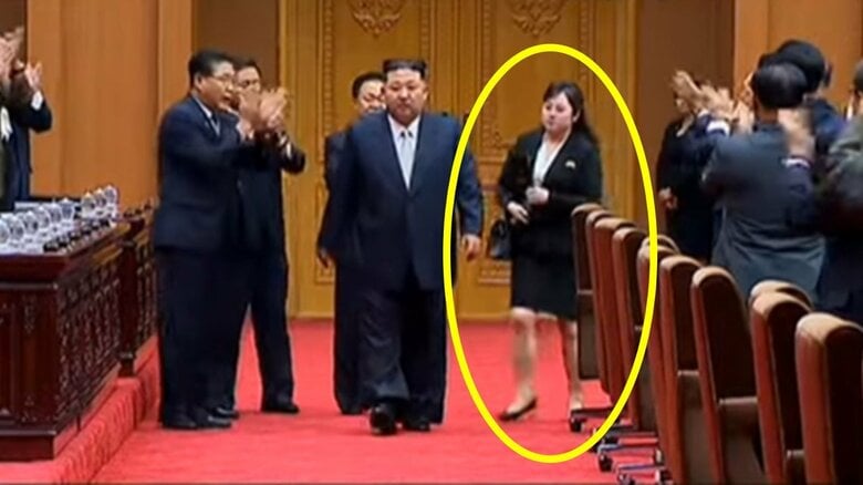 最高人民会議（8日）で演説の草稿と見られるファイルを手に金総書記の後ろを歩く「謎の女性」