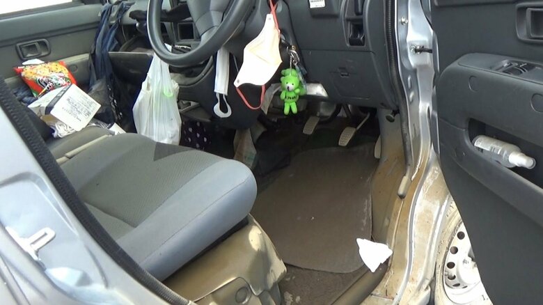 浸水で変色したシート　車の半分まで水が入ってきていたことが分かる